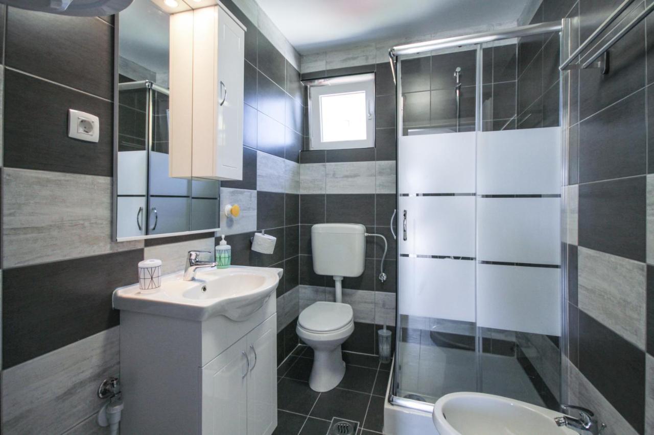 Apartment Tosca With Parking Ровин Екстериор снимка