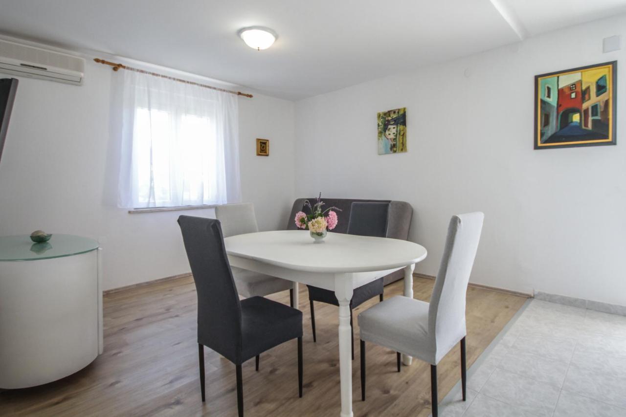 Apartment Tosca With Parking Ровин Екстериор снимка