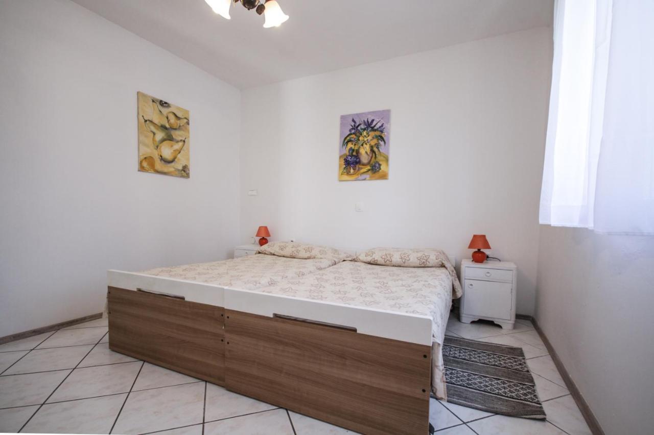 Apartment Tosca With Parking Ровин Екстериор снимка